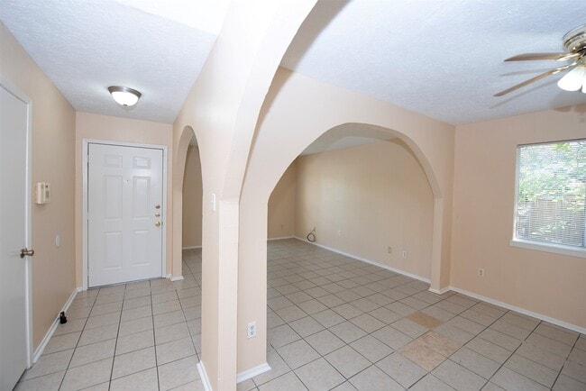 Building Photo - 4843 Beechaven St