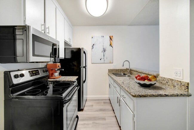 Building Photo - Mon Leon