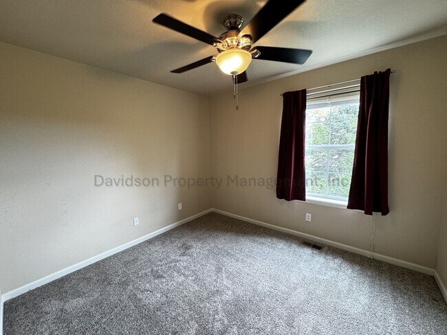 Building Photo - Gorgeous 3 Bedroom Townhouse Near Garden of the Gods