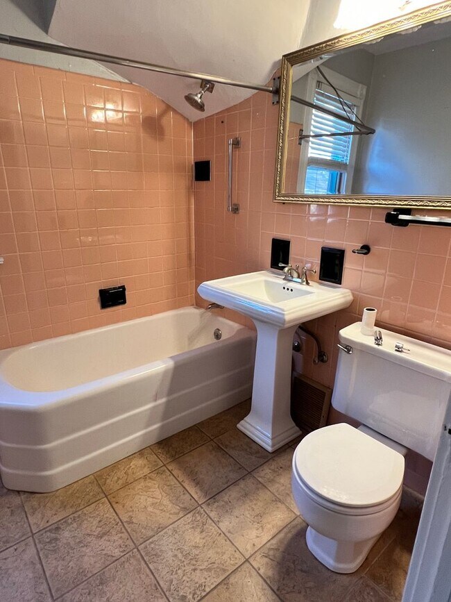 Building Photo - Gorgeous 4 Bedroom East Side Single Family Home!