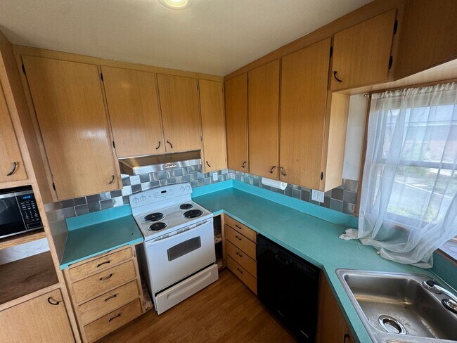 Building Photo - Move in special-HALF off first month's rent!