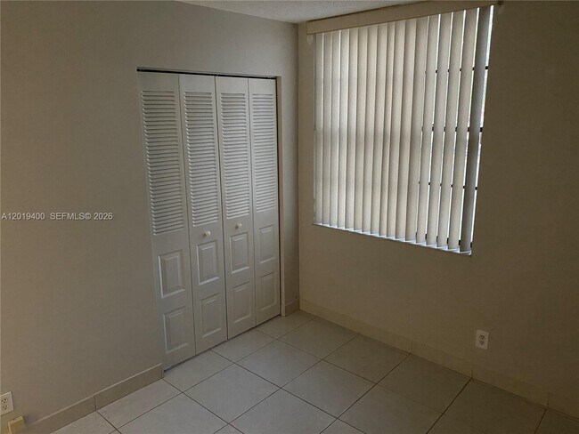 Building Photo - 210 Lake Pointe Dr