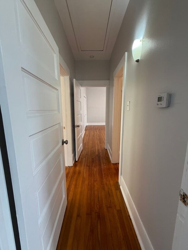 Building Photo - Stylish 2/2 Bungalow with Modern Kitchen & Spacious Backyard