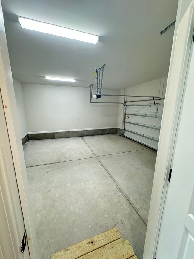 Building Photo - Built in 2024 End Unit with very convenien...