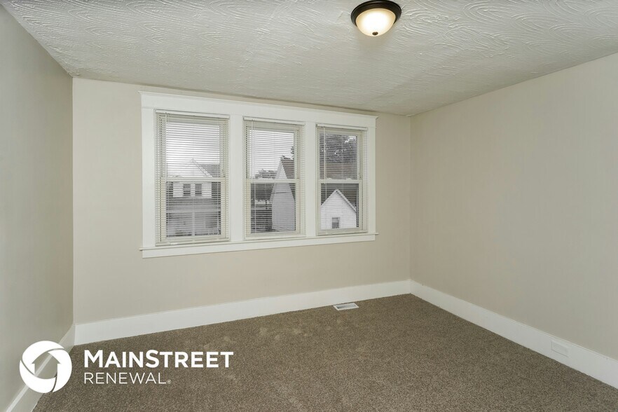 Building Photo - 1812 W Gaulbert Ave