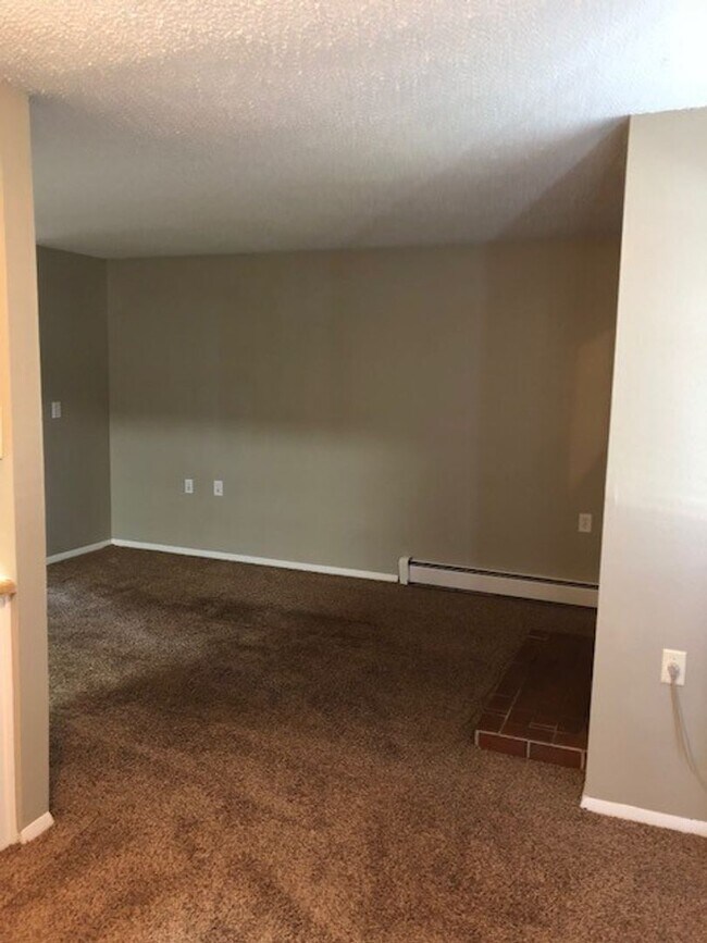 Building Photo - Quaint 1 Bedroom Ground-Floor Unit in Mid-Town Fort Collins