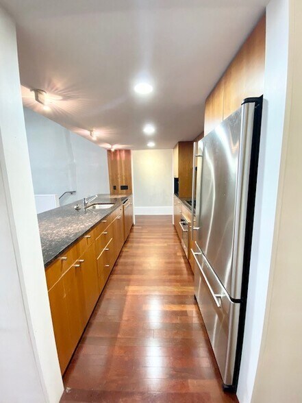 Building Photo - 520 1/2 E Grand Ave