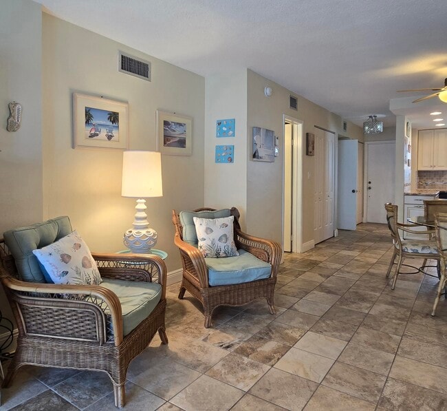 Building Photo - 1161 Hillsboro Mile