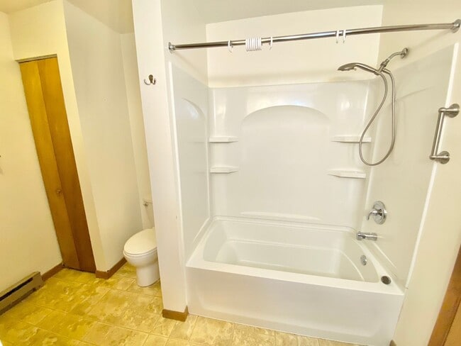 Building Photo - 2 Bedroom Condo in Williston VT Available ...