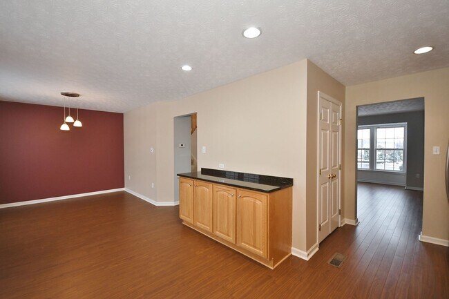 Building Photo - 3 Bedroom Townhouse