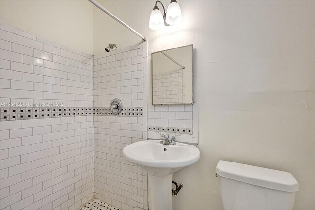 Building Photo - 403 SW 11th Ct