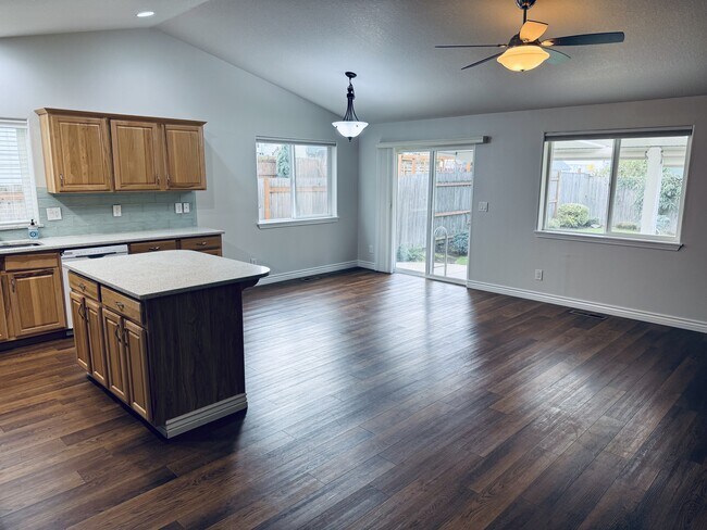 Building Photo - 211 Iowa St