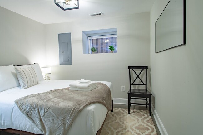 Building Photo - 824 Varnum St NW