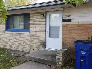 Building Photo - Charming 2-Bedroom 1 Bath Duplex!