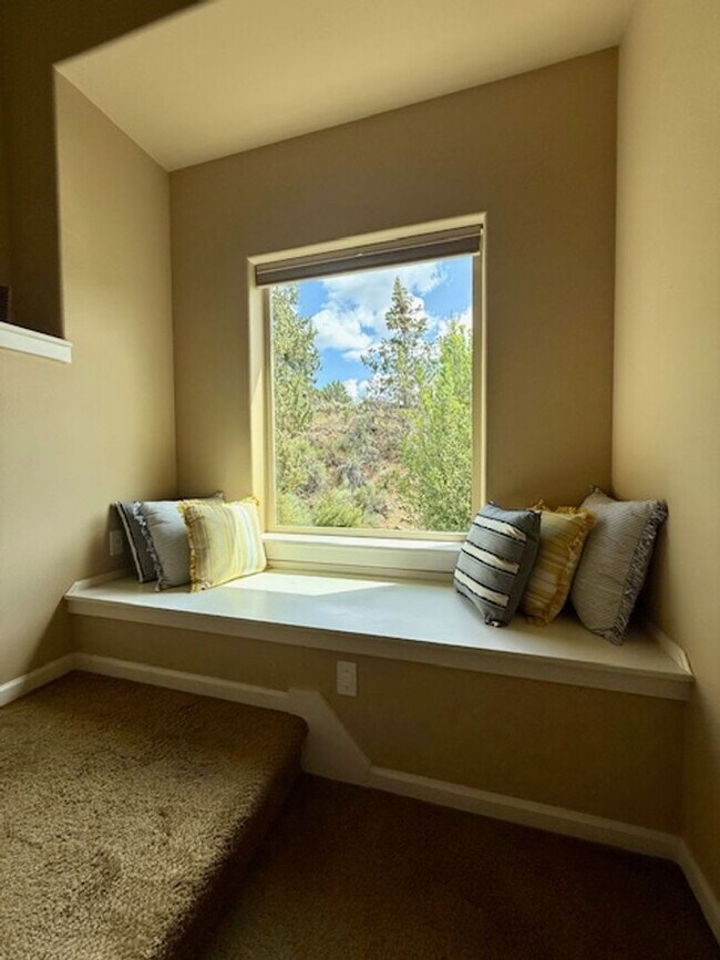Building Photo - Spacious 3-Bedroom + Bonus Room Home in La...