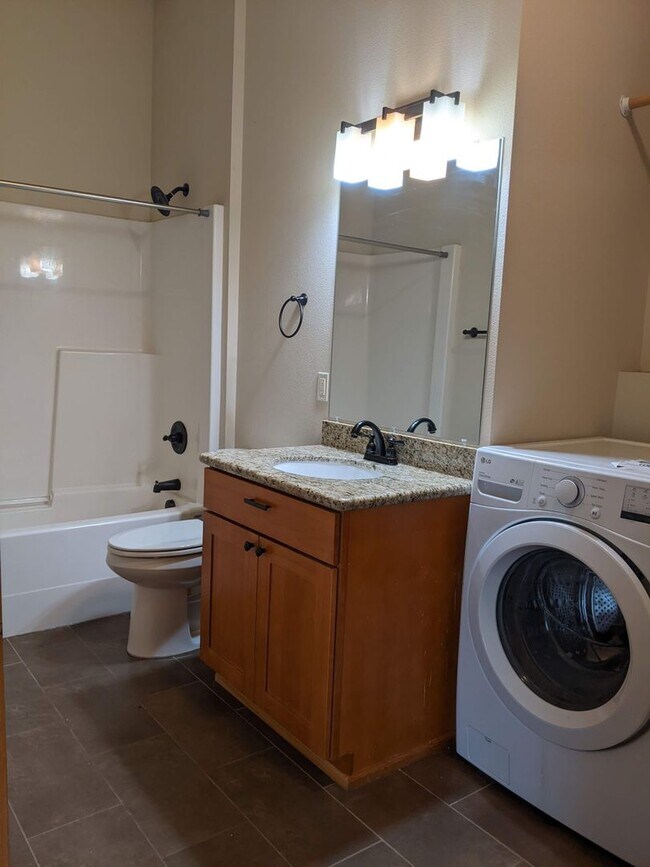 Building Photo - 675 Larch Ct