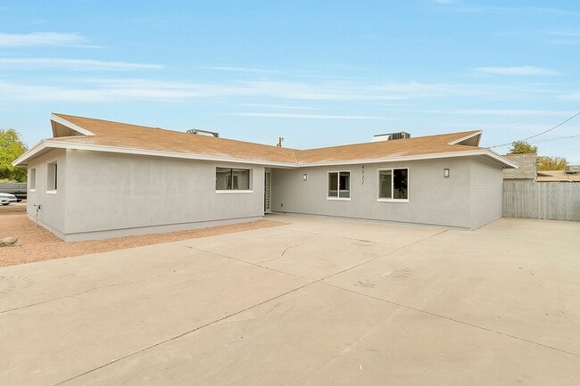 Building Photo - Prime ASU-Area Property: 6-Bedroom Pool Home with 2-Car Garage