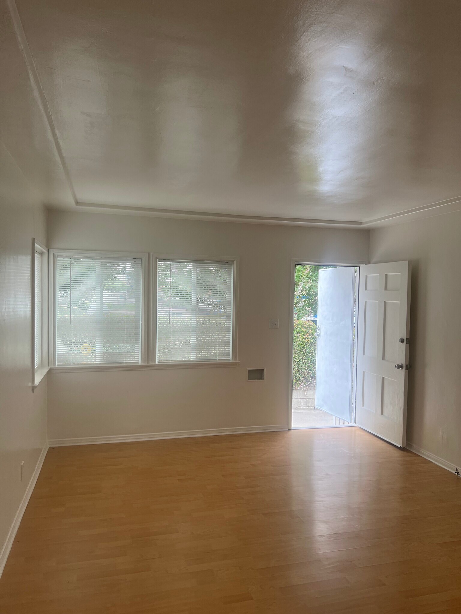 Building Photo - 511 N La Brea Ave