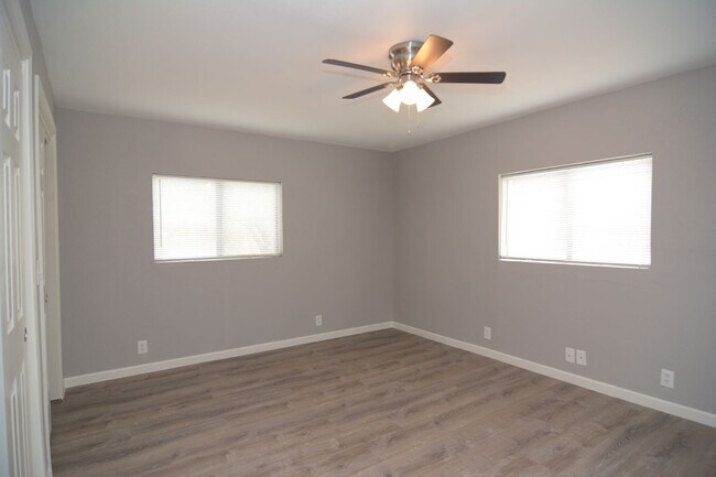 Building Photo - Remodeled 3 Bedroom 1 Bath Home! Central T...