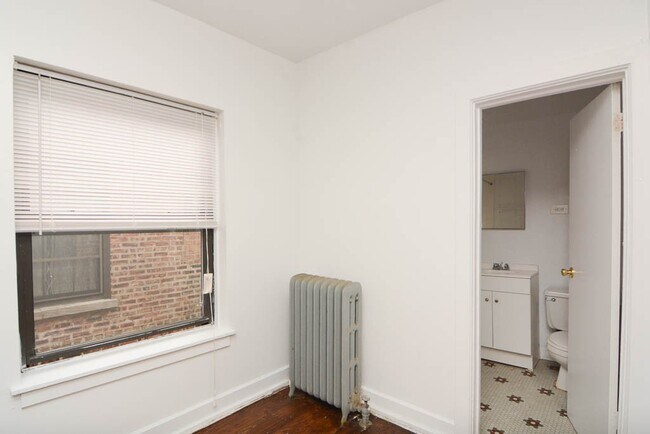 Building Photo - 931 W Sunnyside Ave