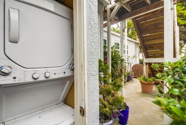 Building Photo - Cozy Home Between Mission Beach and Missio...