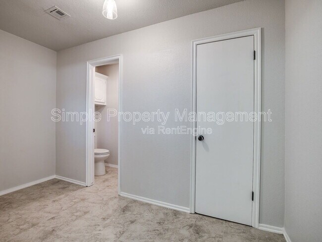 Building Photo - 2320 Yellowstone Dr