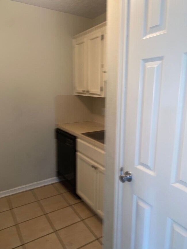 Building Photo - 1134-1136 Willow Creek Dr