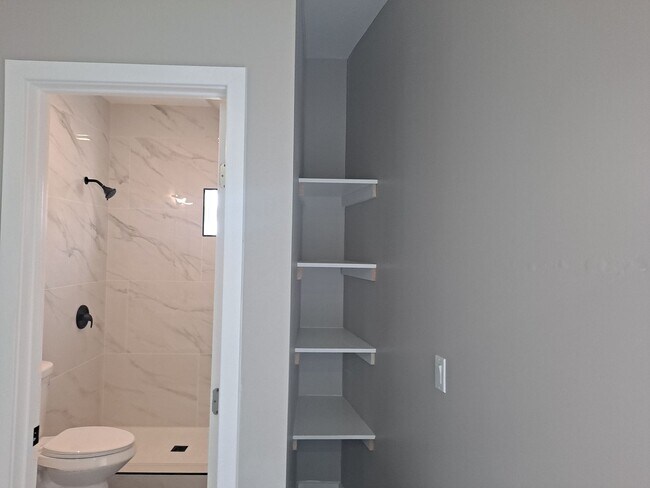 Building Photo - Pacific Beach STUDIO near crown pointpartment - Hardwood Flooring,  Washer/Dryer on Site