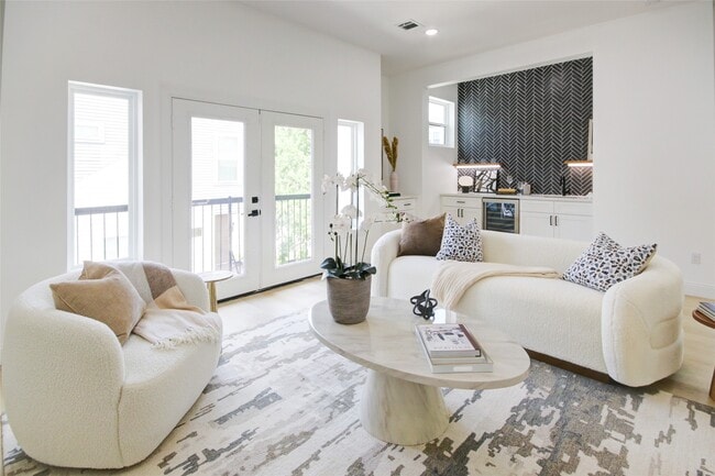 Building Photo - 1214 W 24th St