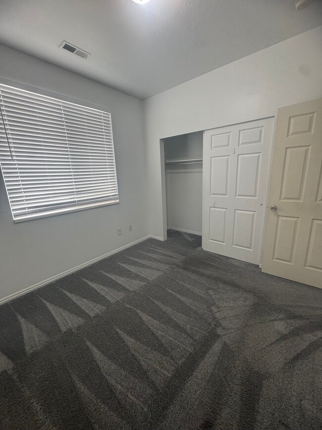 Building Photo - 214 Foxboro Dr W