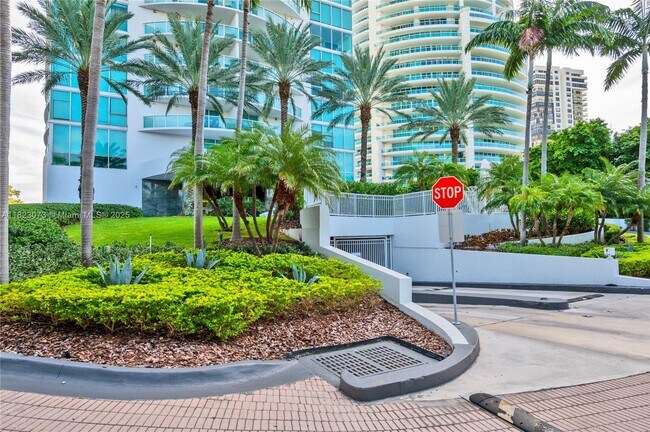 Building Photo - 2101 Brickell Ave