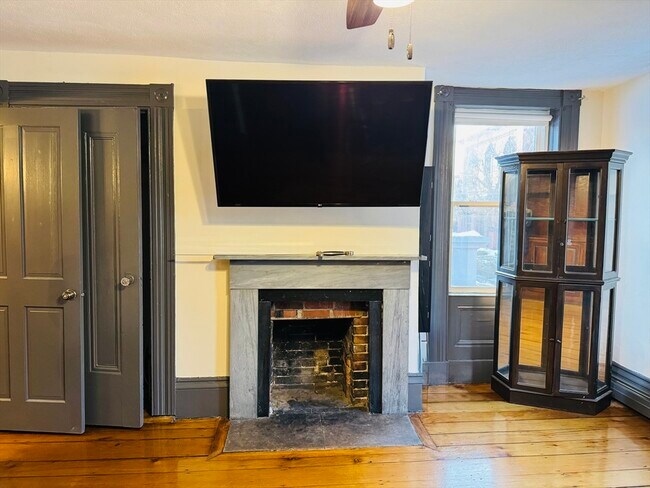 Building Photo - 125 Essex St