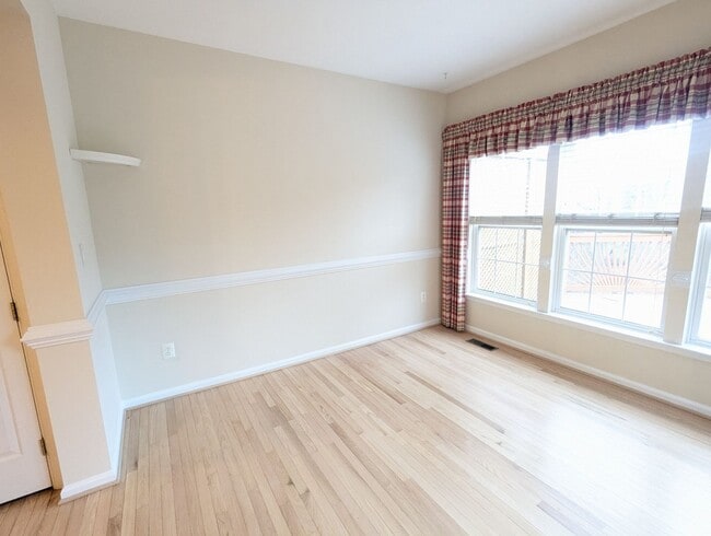 Building Photo - Townhome in *OAKDALE school district* ready for you now!