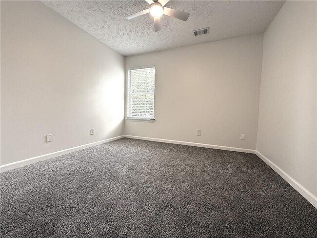 Building Photo - 2150 Lexington Ln