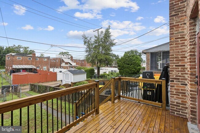 Building Photo - Charming 2-Bedroom Townhome Beautifully Updated and Convenient