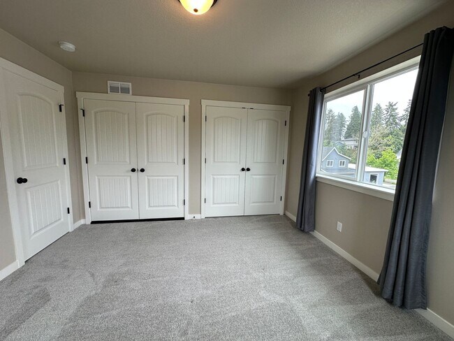 Building Photo - Beautiful Three Bedroom Townhome in Sustai...