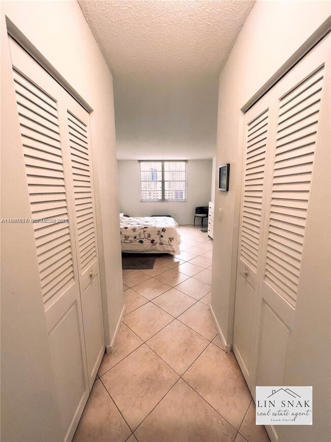 Building Photo - 300 Bayview Dr