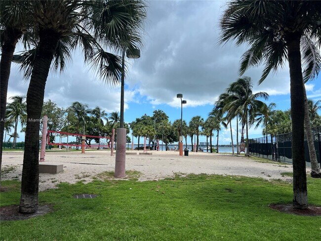 Building Photo - 1750 N Bayshore Dr