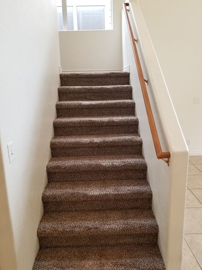 Building Photo - Westside 4 Bed, 2.75 Bath Townhouse w/Gara...