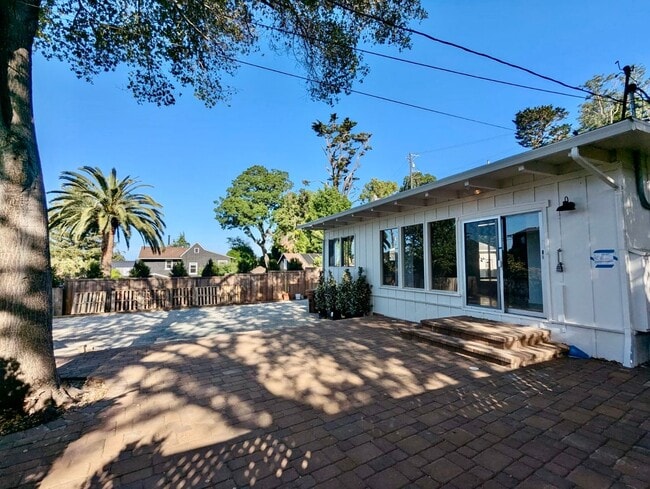 Building Photo - CHARMING THREE BEDROOM ONE AND HALF BATH H...