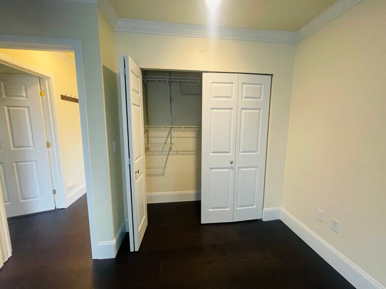 Building Photo - 524 6th Ave W