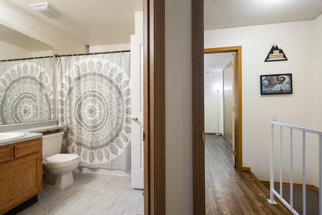Building Photo - 3556 Queen Anne Way