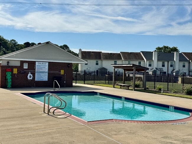 Building Photo - Glenleigh 1st-time Rental! Pet-Friendly, End-Unit Townhome, Cul-De-Sac with HUGE fenced backyard!