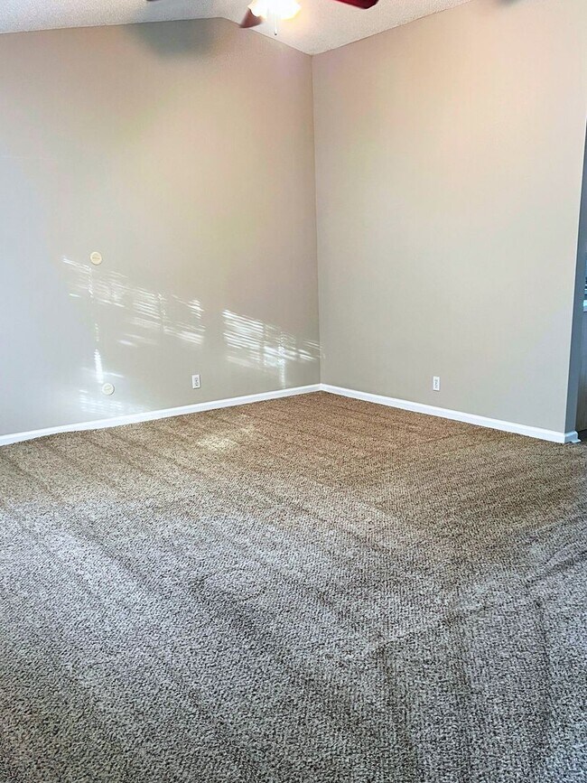 Building Photo - 4/2 with fenced in yard!