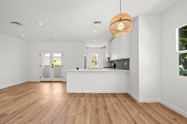 Building Photo - 7418 Romaine St