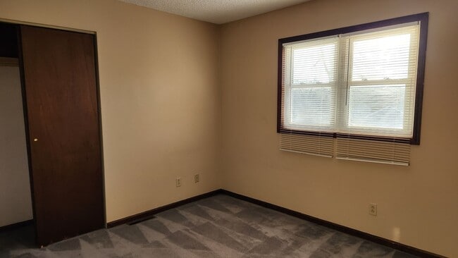 Building Photo - 2 bedroom on quiet street!