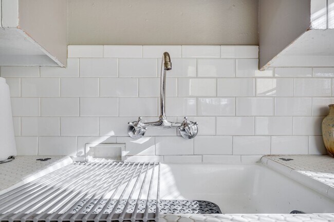 Building Photo - UNFURNISHED Charming 1 Bed, 1 Bath Rental Condo in Arbor Lodge neighborhood!