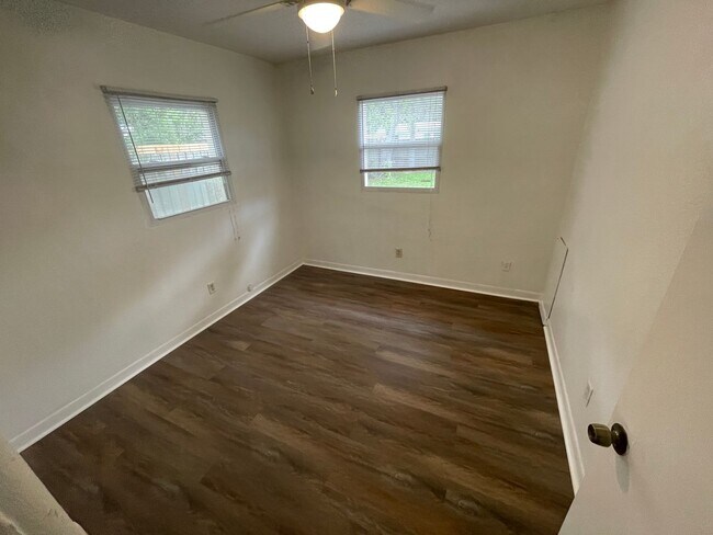 Building Photo - Charming 3-Bedroom Home with 1 Bath and 1-...