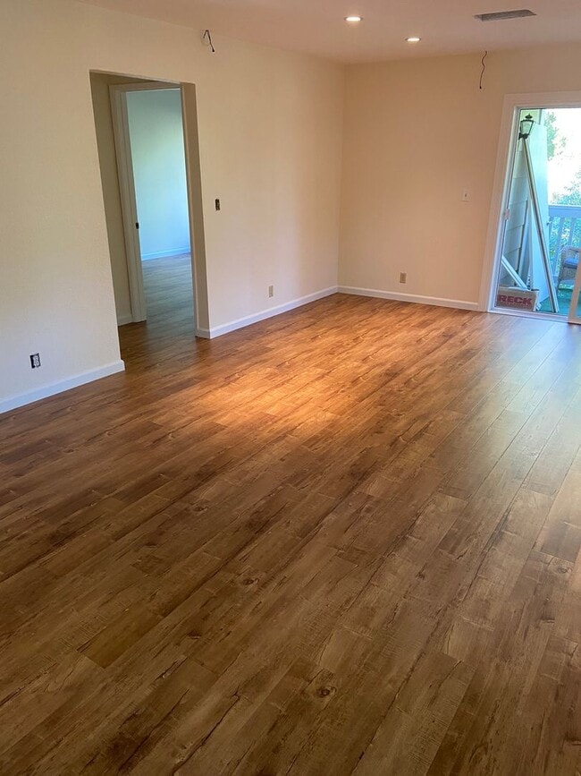 Building Photo - Beautifully Updated 2-bedroom 2 bath Condo...