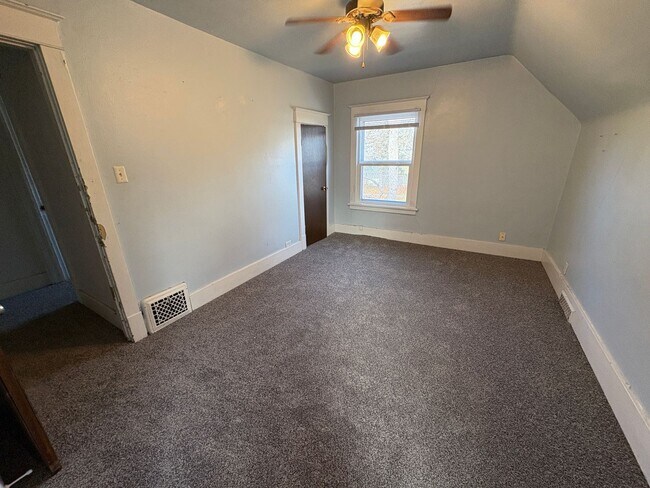 Building Photo - 325/327 3rd St NE